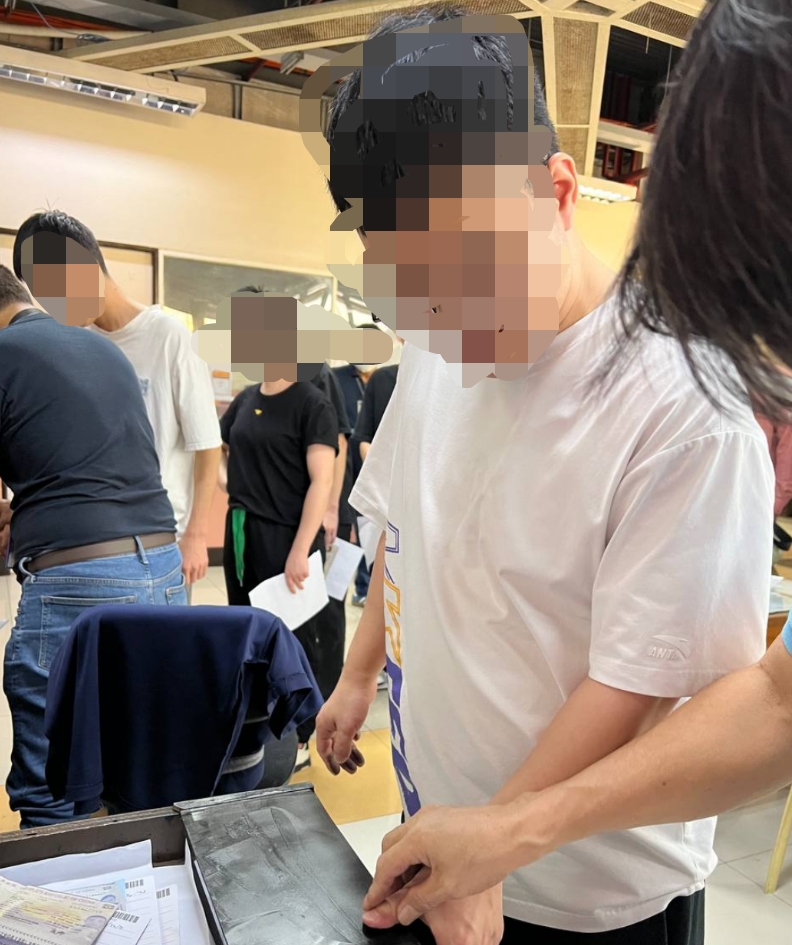 Can a Philippines marriage visa (13A) holder be employed by the government?