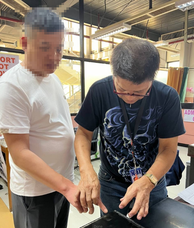 Can a Philippines marriage visa (13A) holder travel freely in and out of the country?